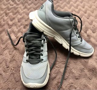 Zapatillas running Kalenji grises y blancas
