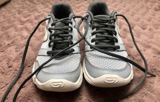 Zapatillas running Kalenji grises y blancas