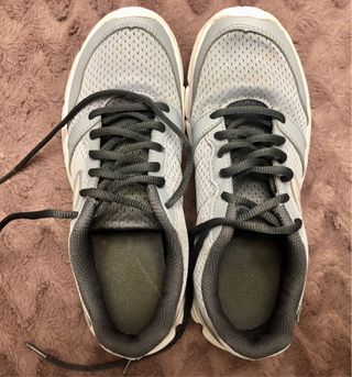 Zapatillas running Kalenji grises y blancas