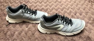 Zapatillas running Kalenji grises y blancas