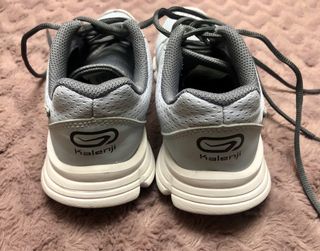 Zapatillas running Kalenji grises y blancas