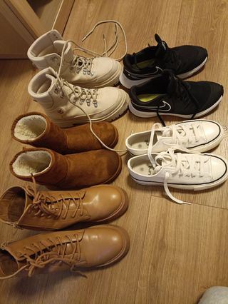 2 par de zapatillas y 3 par de botas
