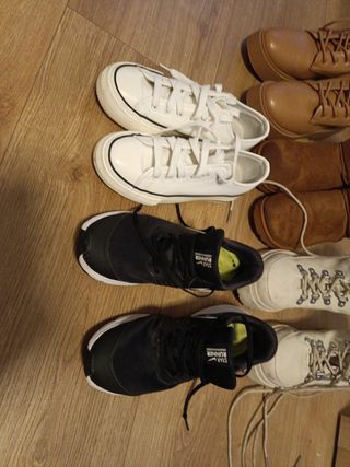 2 par de zapatillas y 3 par de botas