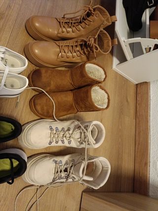 2 par de zapatillas y 3 par de botas