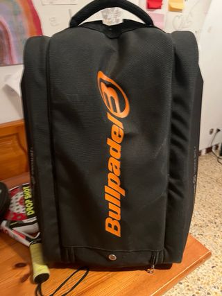 Palas de pádel Bullpadel y Drop shot con mochila