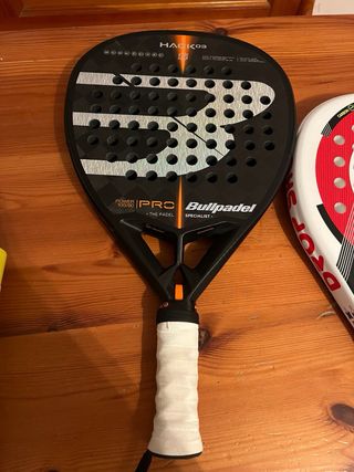Palas de pádel Bullpadel y Drop shot con mochila
