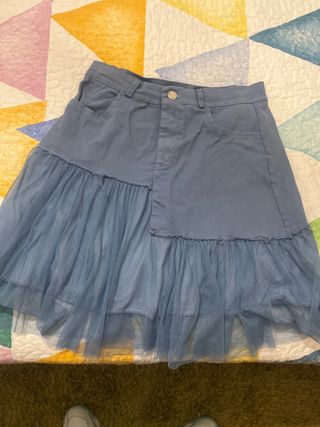 Falda corta azul con tul