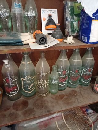 Set di bottiglie La Casera e vino e Coca-Cola