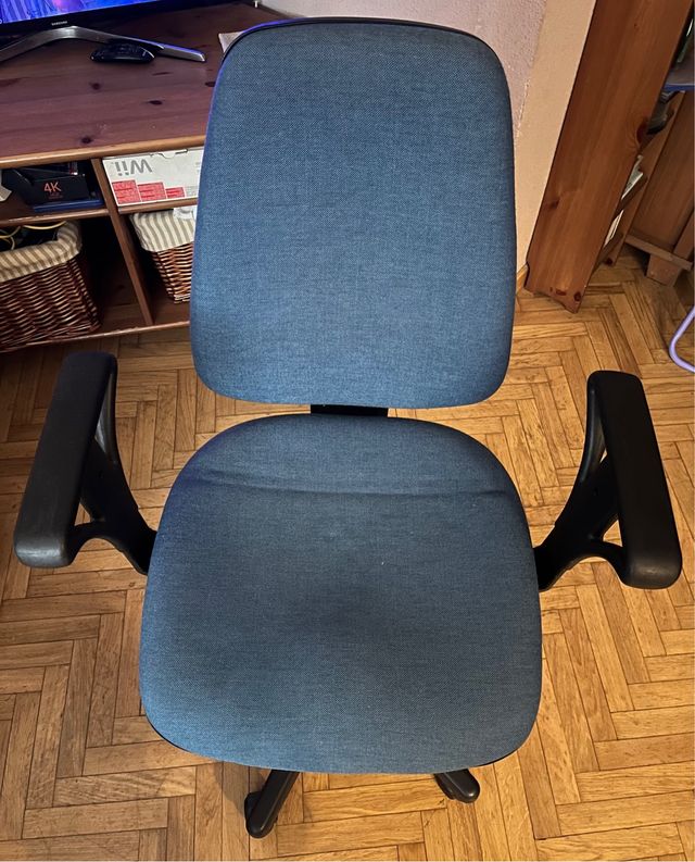 Silla de oficina azul y negra