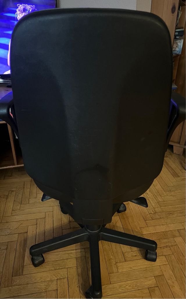 Silla de oficina azul y negra