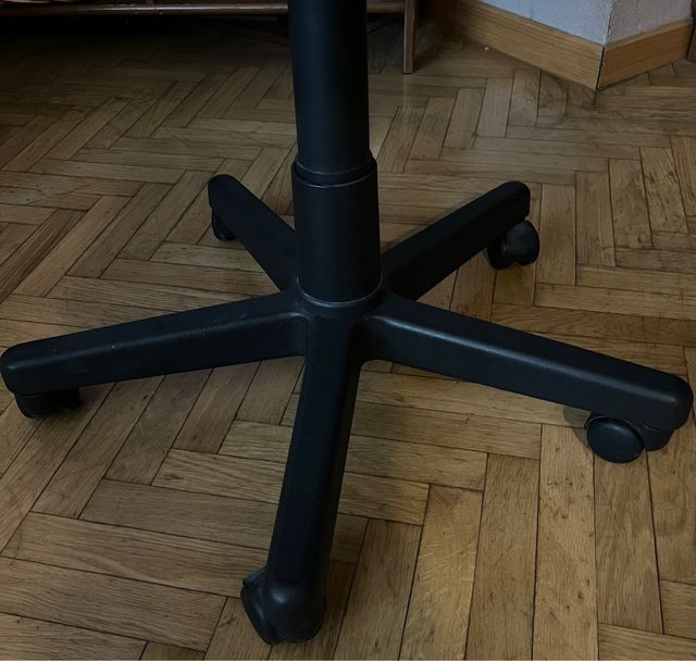 Silla de oficina azul y negra