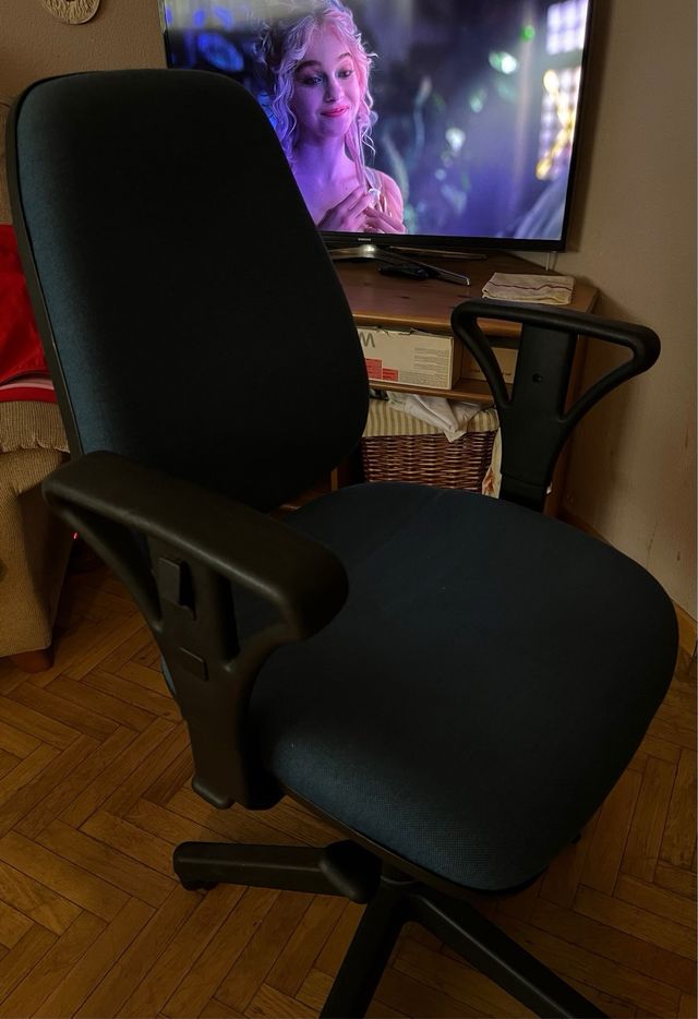 Silla de oficina azul y negra