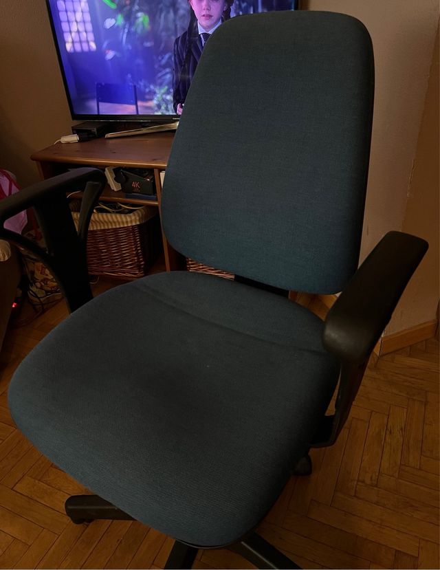 Silla de oficina azul y negra