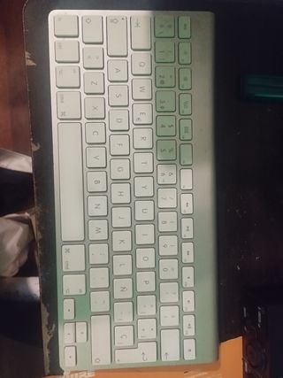 iMac 21.5" con teclado y ratón inalámbrico 