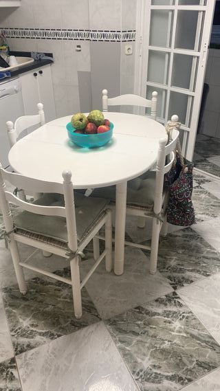 Mesa redonda blanca y 4 sillas de madera