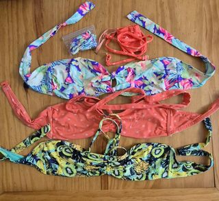 3 bikinis estampados, solo parte superior