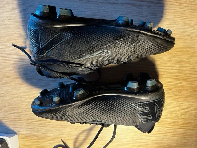 Botas de fútbol Nike negras