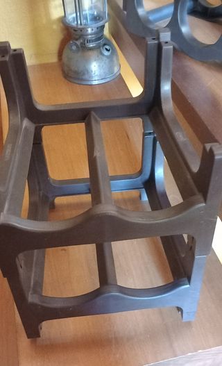 Botelleros apilables de plástico marrón.