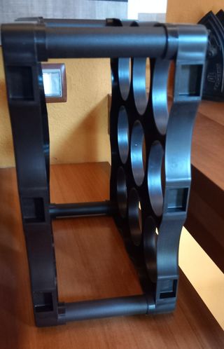 Botelleros apilables de plástico marrón.