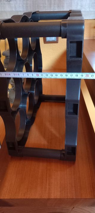 Botelleros apilables de plástico marrón.