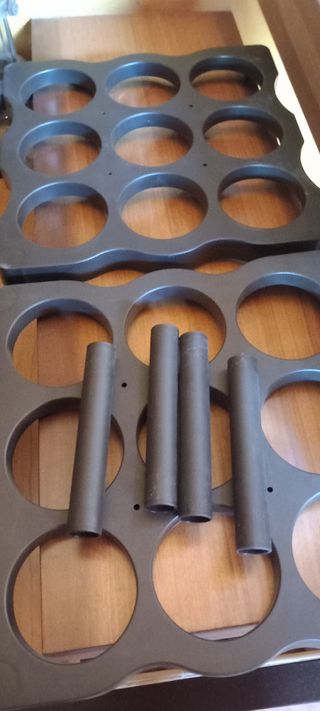 Botelleros apilables de plástico marrón.