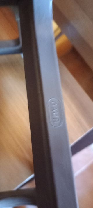 Botelleros apilables de plástico marrón.