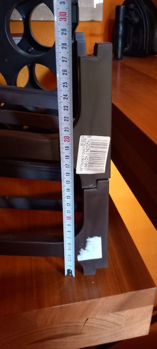 Botelleros apilables de plástico marrón.