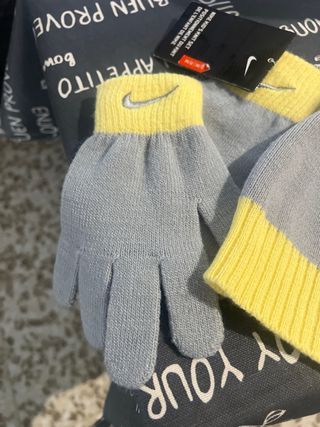 Conjunto Gorro y Guantes Nike Infantil Gris/Amaril