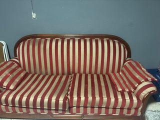 Sofá de tela con detalles en madera