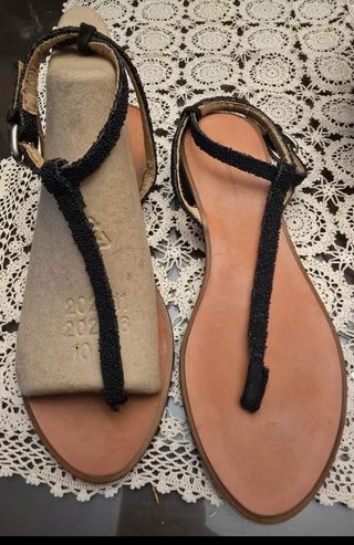 Sandalias planas Zara negras con pedrería