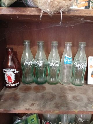 Bottiglie di birra Coca-Cola, Fanta e Cruz Campo