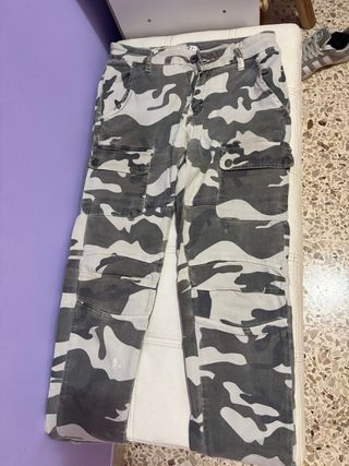 Pantaloni cargo camouflage grigi e bianchi