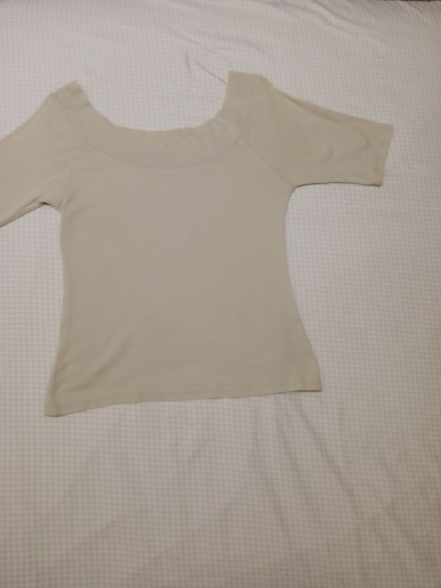 Camiseta beige cuello redondo