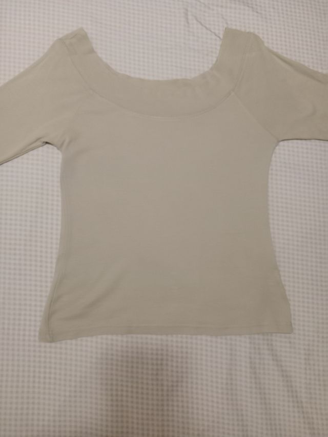 Camiseta beige cuello redondo