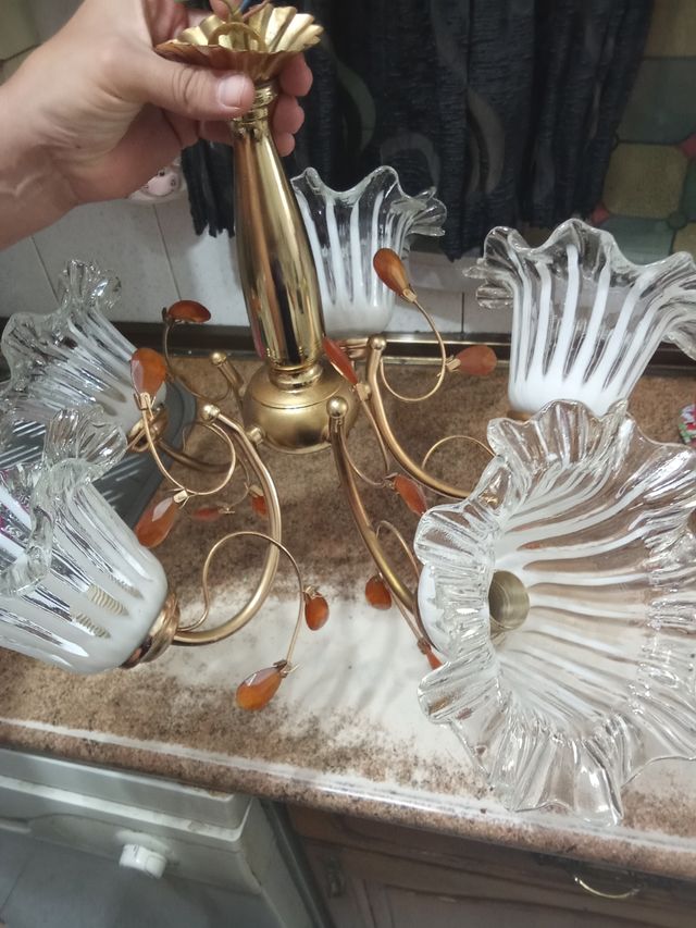 Lámpara de techo dorada y cristal