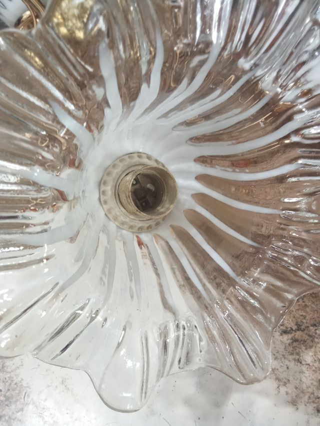 Lámpara de techo dorada y cristal