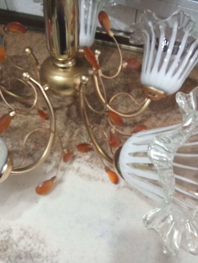 Lámpara de techo dorada y cristal