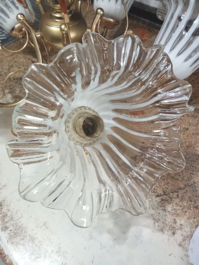 Lámpara de techo dorada y cristal