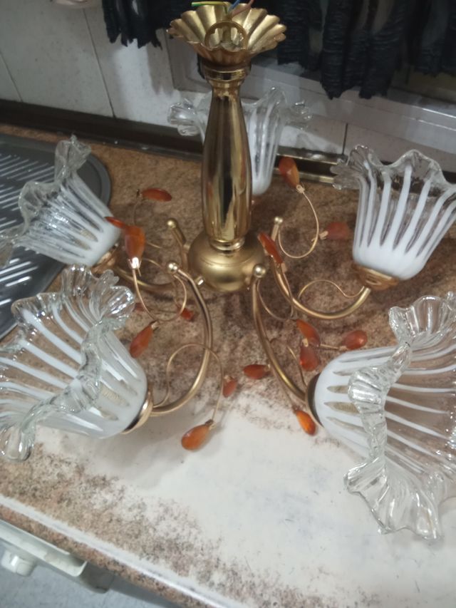 Lámpara de techo dorada y cristal