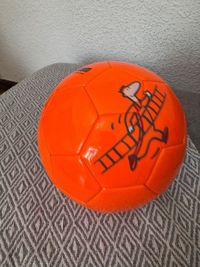 Balón de fútbol naranja con Snoopy