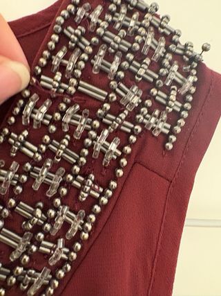 Elegante top burdeos con lentejuelas