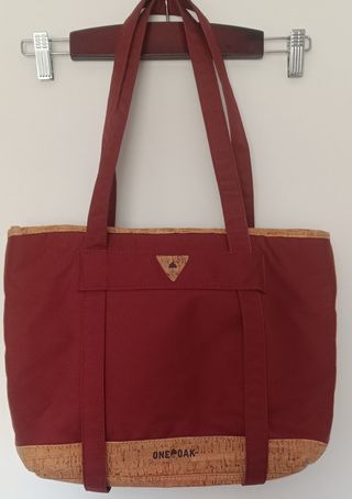 Bolso convertible en bandolera o mochila.