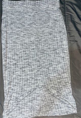 Falda gris y blanca de canalé
