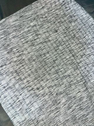 Falda gris y blanca de canalé