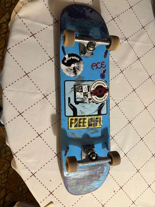 Skate azul con pegatinas