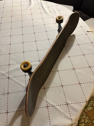 Skate azul con pegatinas