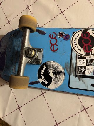 Skate azul con pegatinas