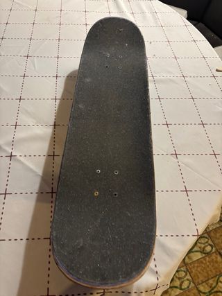 Skate azul con pegatinas