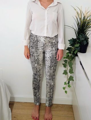 Pantalón denim serpiente Stradivarius Talla 36