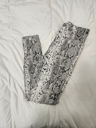 Pantalón denim serpiente Stradivarius Talla 36